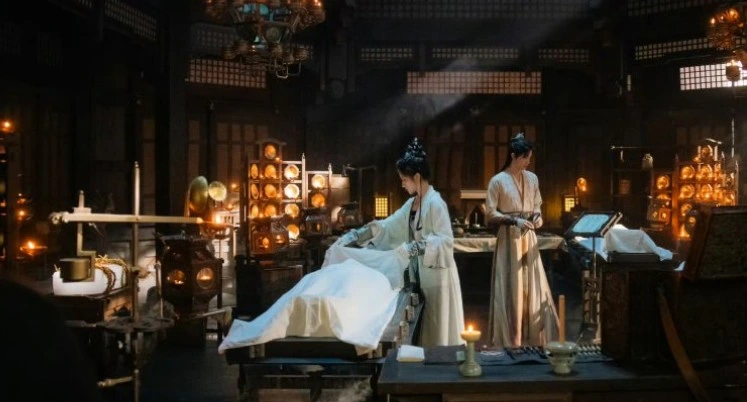 Karakter Qin Wan diperankan Landy Li sedang melakukan pemeriksaan forensik dalam drama Coroner's Diary