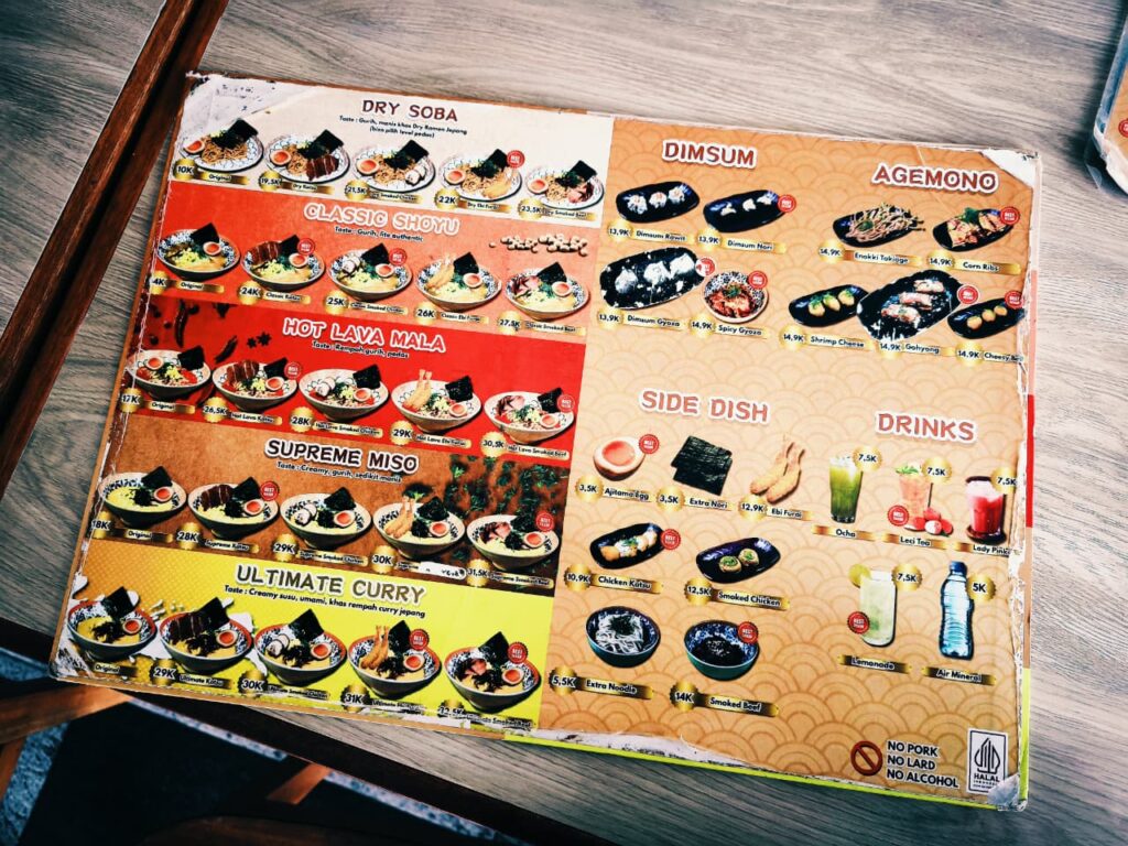 Pelayan-UNO-Ramen-Salatiga-dengan-kostum-ala-Jepang-melayani-pelanggan