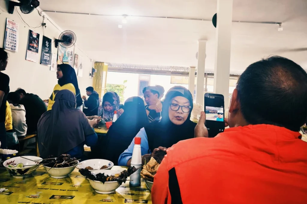 Suasana ramai pengunjung di warung Soto Ayam Pak Trimo Magelang pada hari Minggu pagi, terlihat antrean keluarga dan pesepeda di lokasi Gang Jambon.