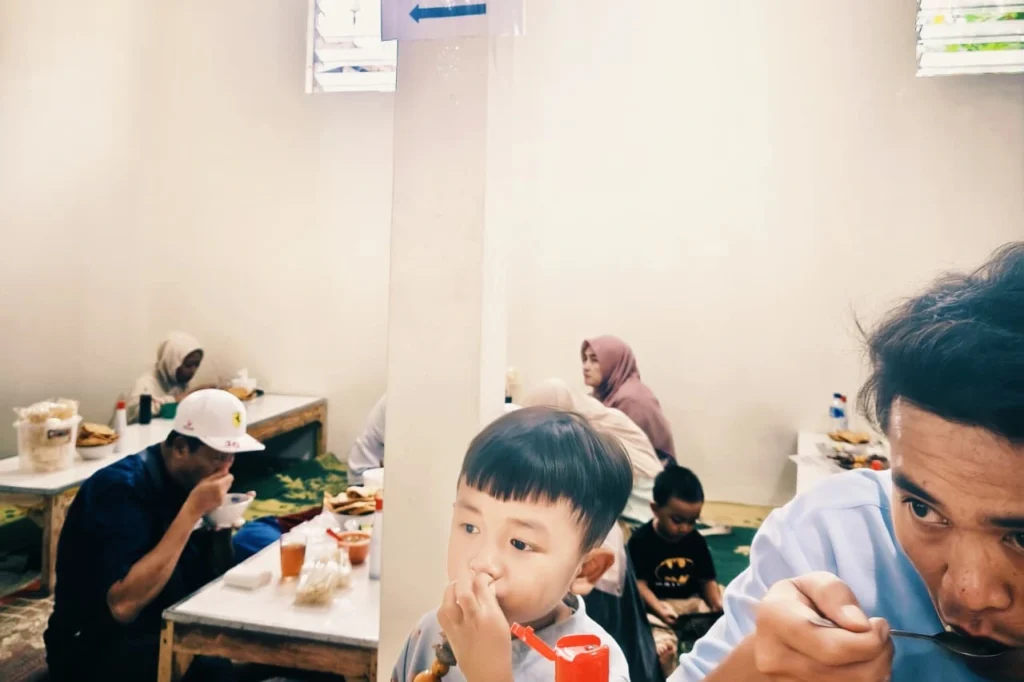 Suasana ramai pengunjung di warung Soto Ayam Pak Trimo Magelang pada hari Minggu pagi, terlihat antrean keluarga dan pesepeda di lokasi Gang Jambon