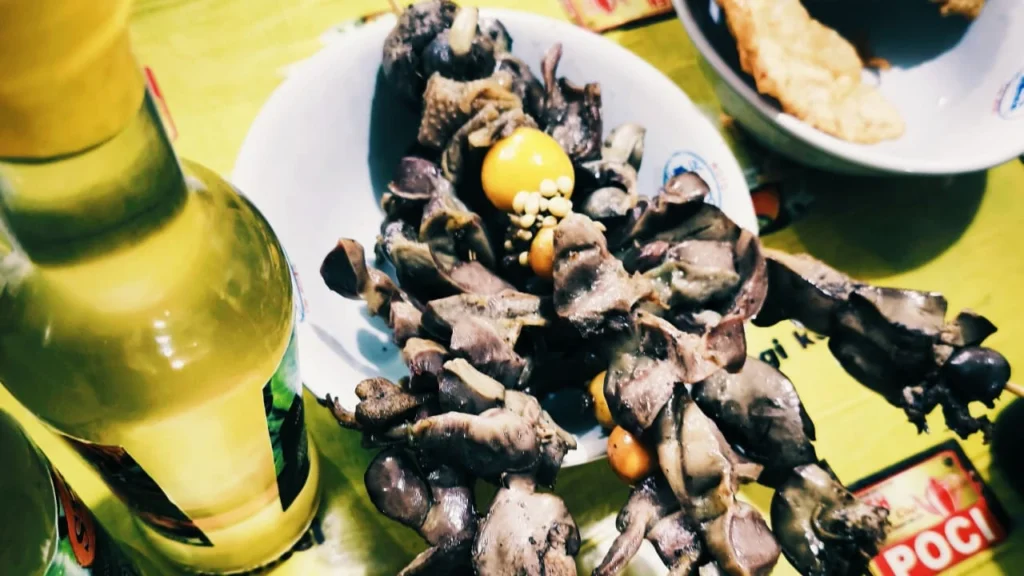 Pilihan lauk pelengkap di Soto Ayam Pak Trimo Magelang, tersaji tempe mendoan hangat, sate telur puyuh, sate jeroan, dan kerupuk di atas meja