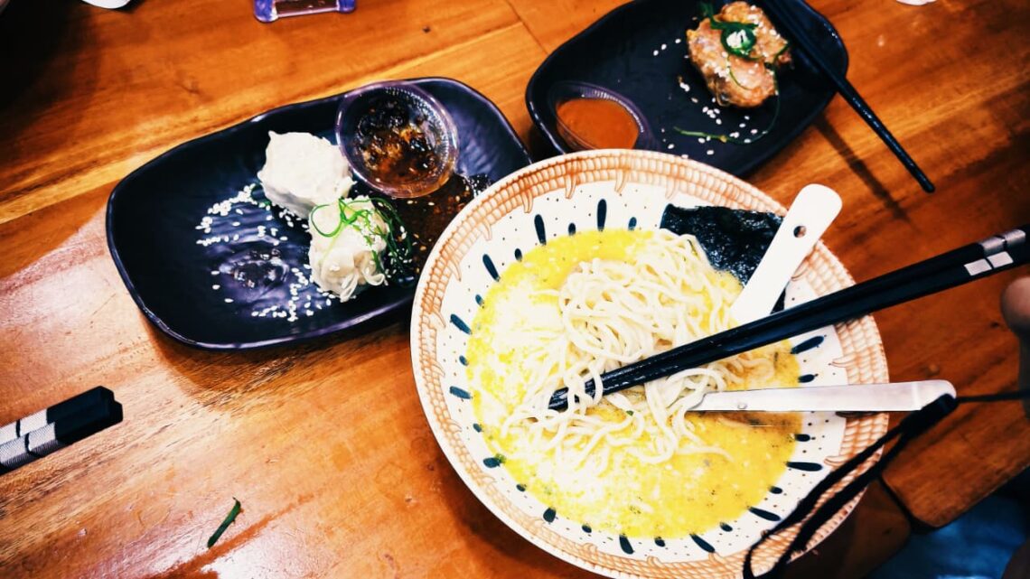 Semangkuk ramen kuah kental dengan topping daging dan telur di UNO Ramen Salatiga. (2)