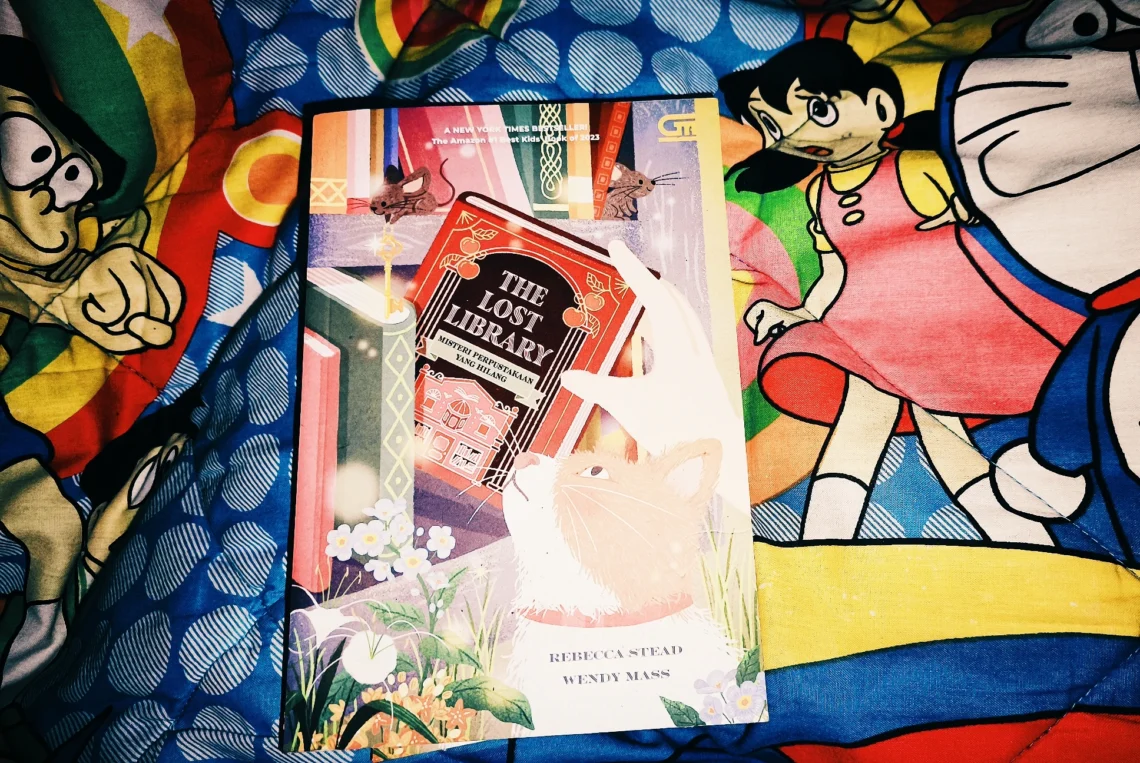 Sampul buku The Lost Library karya Rebecca Stead dan Wendy Mass terbitan Gramedia Pustaka Utama.